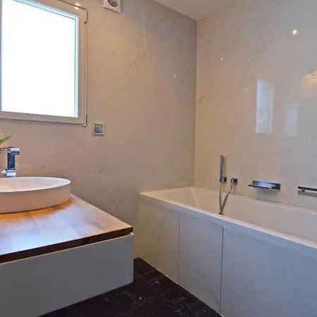 בית נופש With Jacuzzi - Close To The *